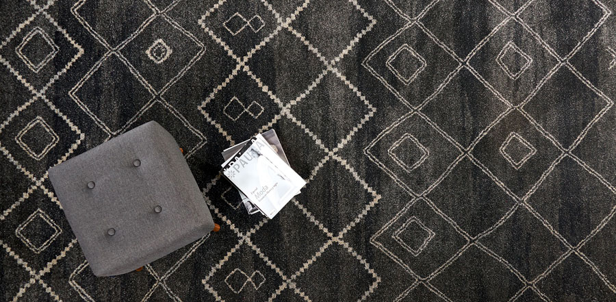 alfombra negra con diseños de rombos en blanco invierno