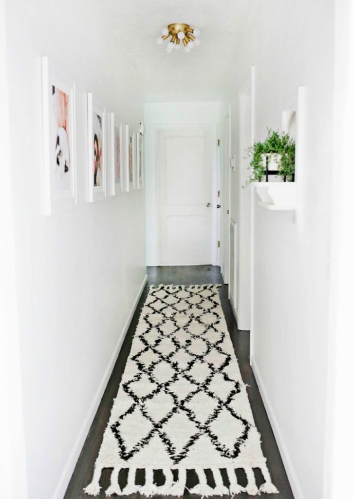 alfombra angosta de pasillo, blanca con rombos negros