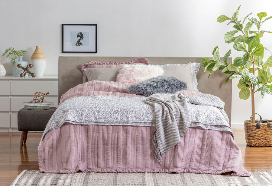 decoración de dormitorio ropa de cama tono gris y rosado
