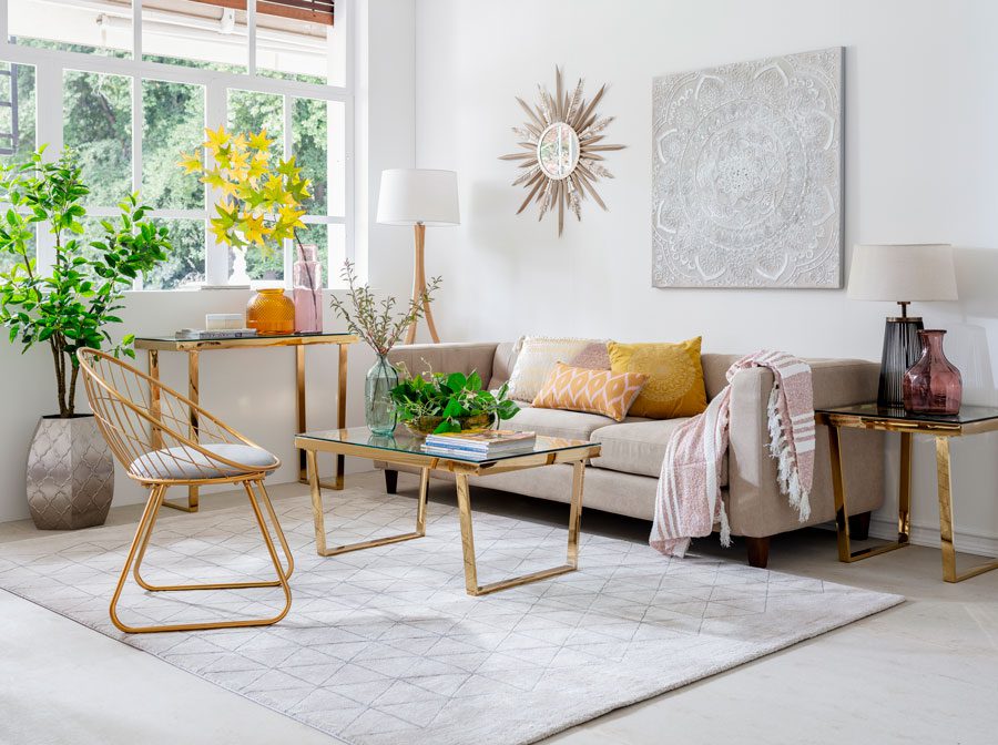 Medidas para colocar muebles y decoración en casa: living con estructuras doradas