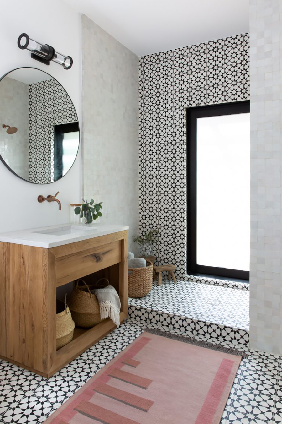 Ejemplo de adhesivos de muro y suelo con diseño vintage para modernizar el baño  / www.camillestyles.com