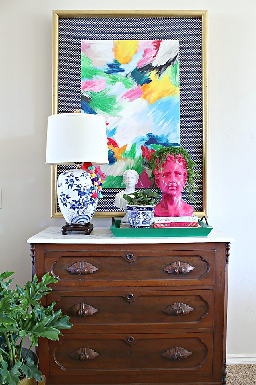 Bustos para dar decoración moderna Decoración moderna de cómoda con bustos, lámparas y colores / www..dimplesandtangles.com