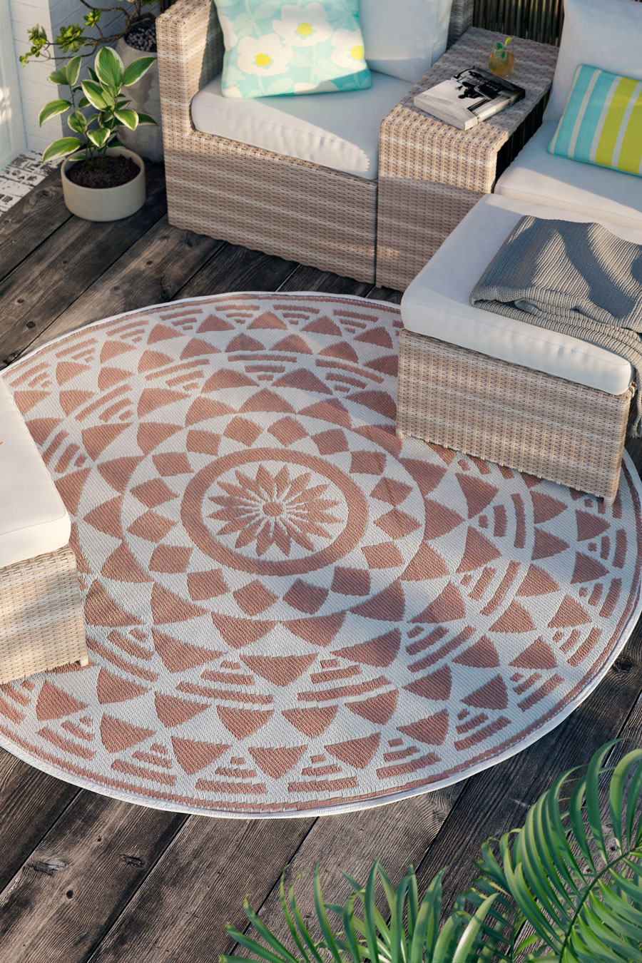Una alfombra de terraza con diseño geométrico.