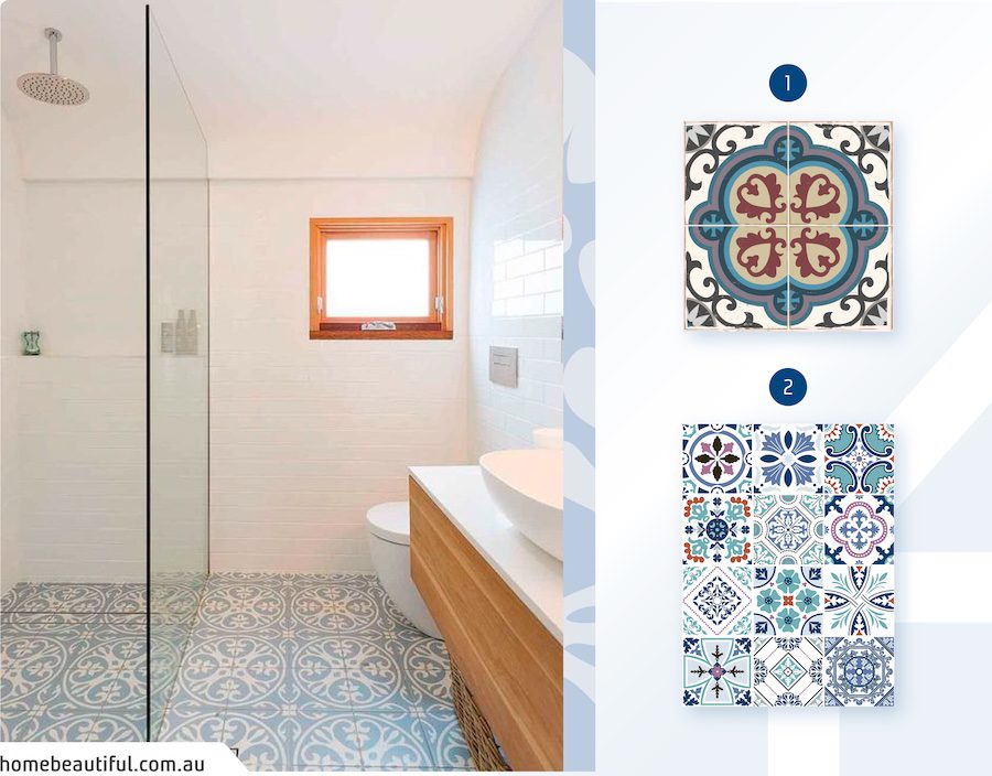 Moodboard de inspiración con un baño con cerámicos blancos, mueble de madera y piso con adhesivo vinílico con diseño azul. Al costado hay 2 azulejos adhesivos en tonos azulados disponibles en Sodimac.