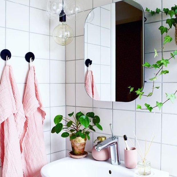 decorar con rosado toallas rosadas vaso cepillo