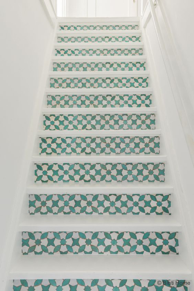 5 usos para azulejos autoadhesivos escalera