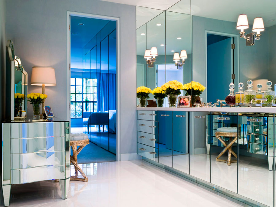 muebles con superficies decoradas con espejos, cajones, bordes y superficies