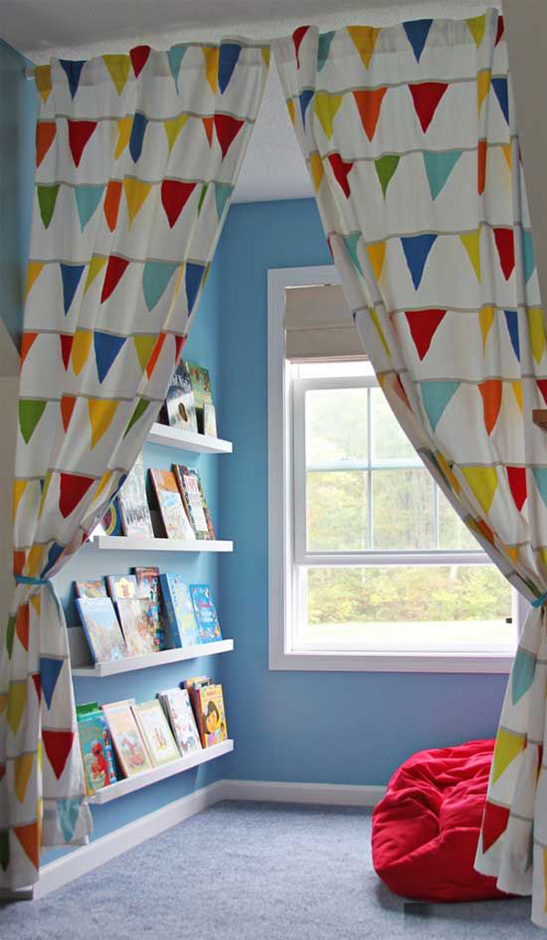 cortina-banderines-ventana-pouf-libros